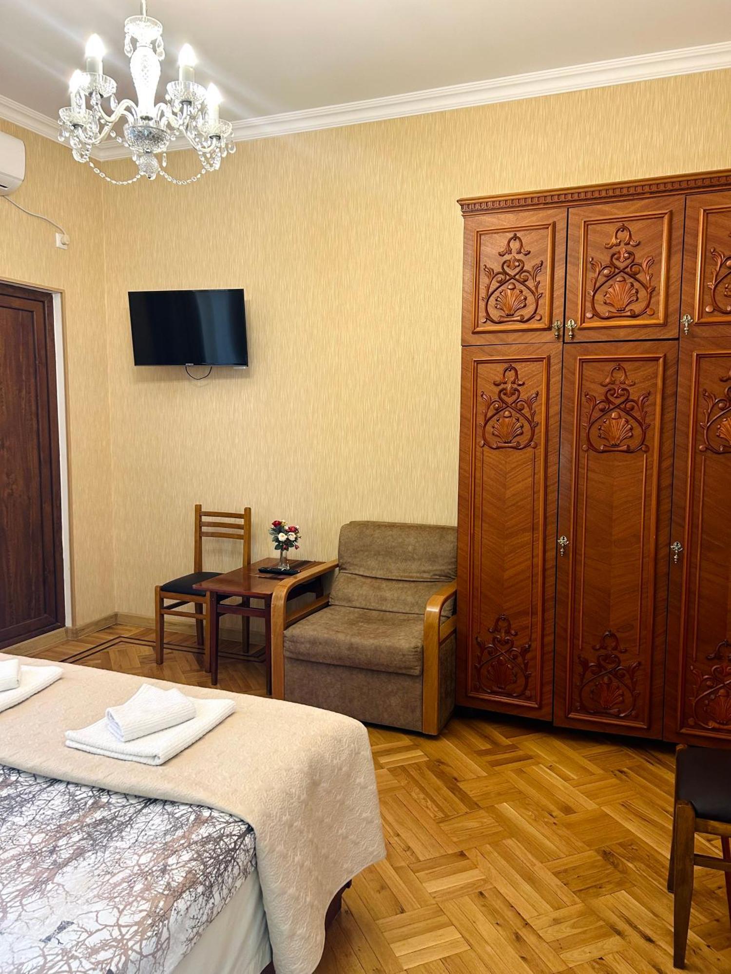 Gold Guest House Koutaïssi Extérieur photo