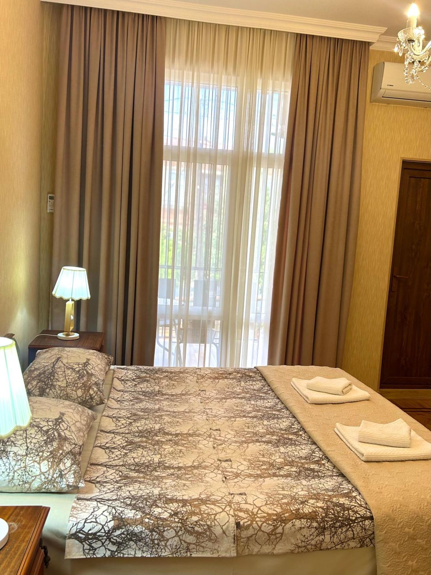 Gold Guest House Koutaïssi Extérieur photo